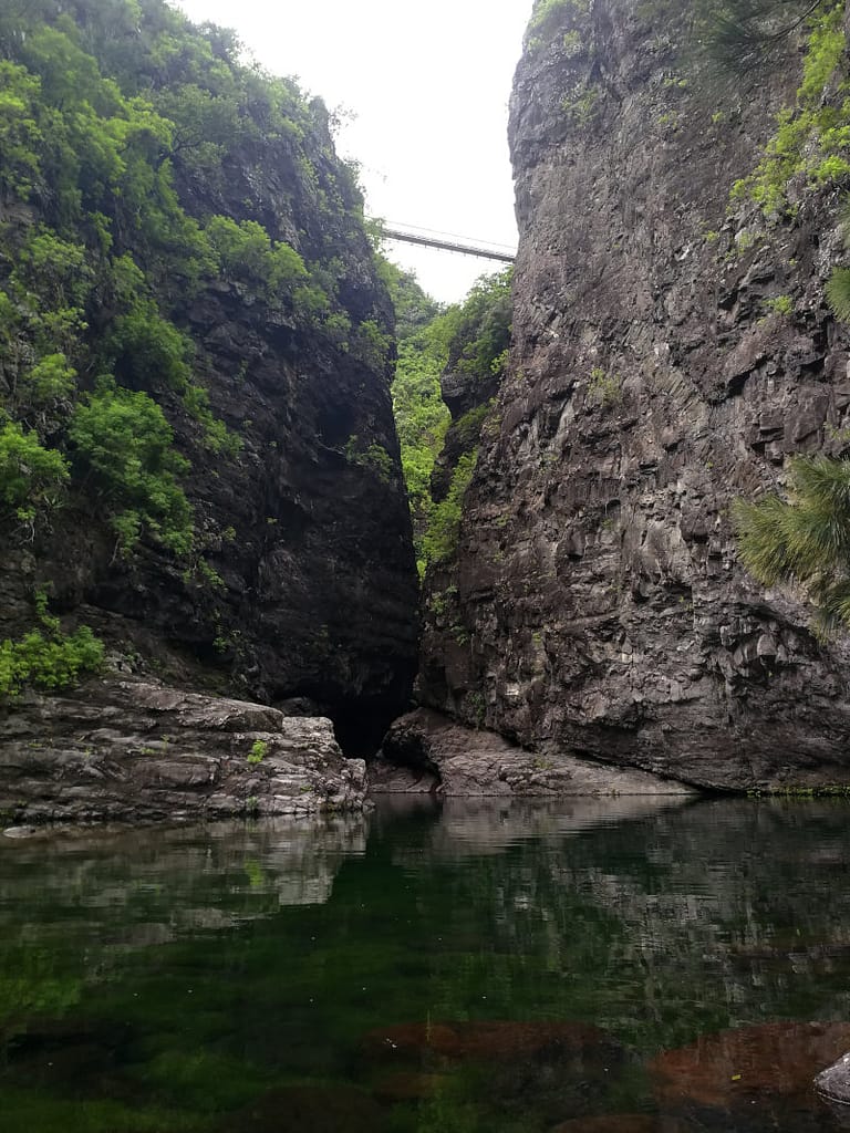 Passerelle GR à Mafate vu depuis la rivière des galets