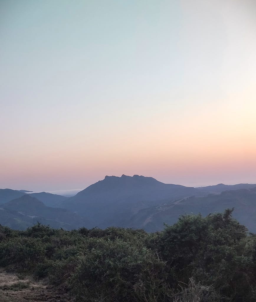 Silouhettes trois couronnes penas de aia au coucher du soleil randonnée sur mesure carlitorando